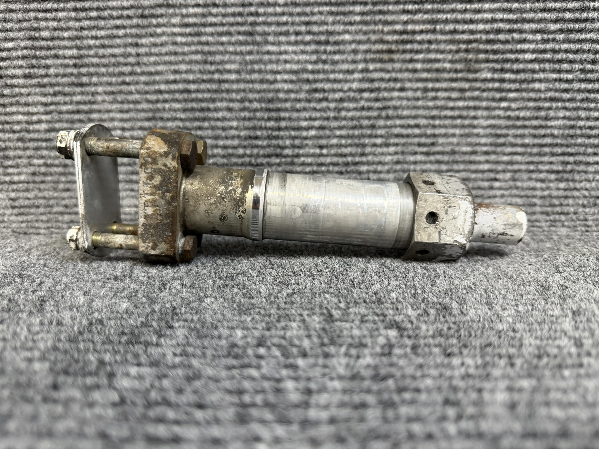 0541124 Main Gear Axle