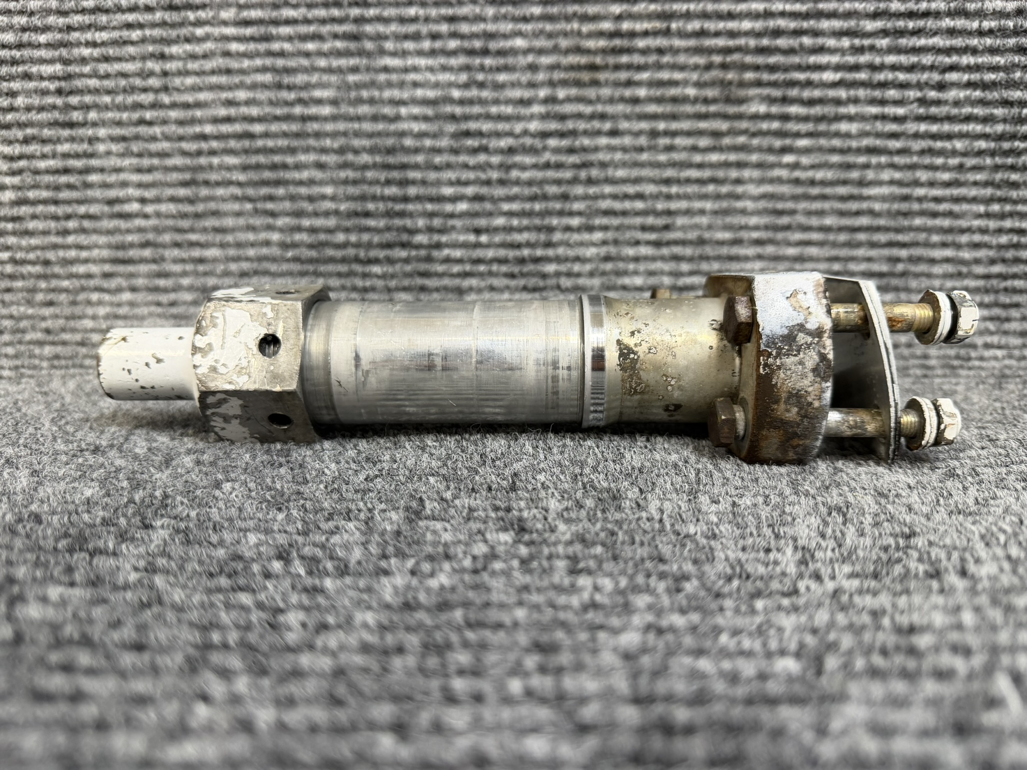 0541124 Main Gear Axle - Image 2