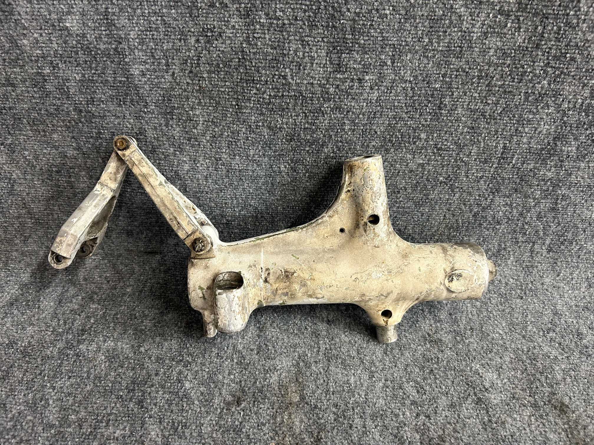 67926-037 PIPER PA44-180 RH MLG TRUNNION ASSY - Image 2