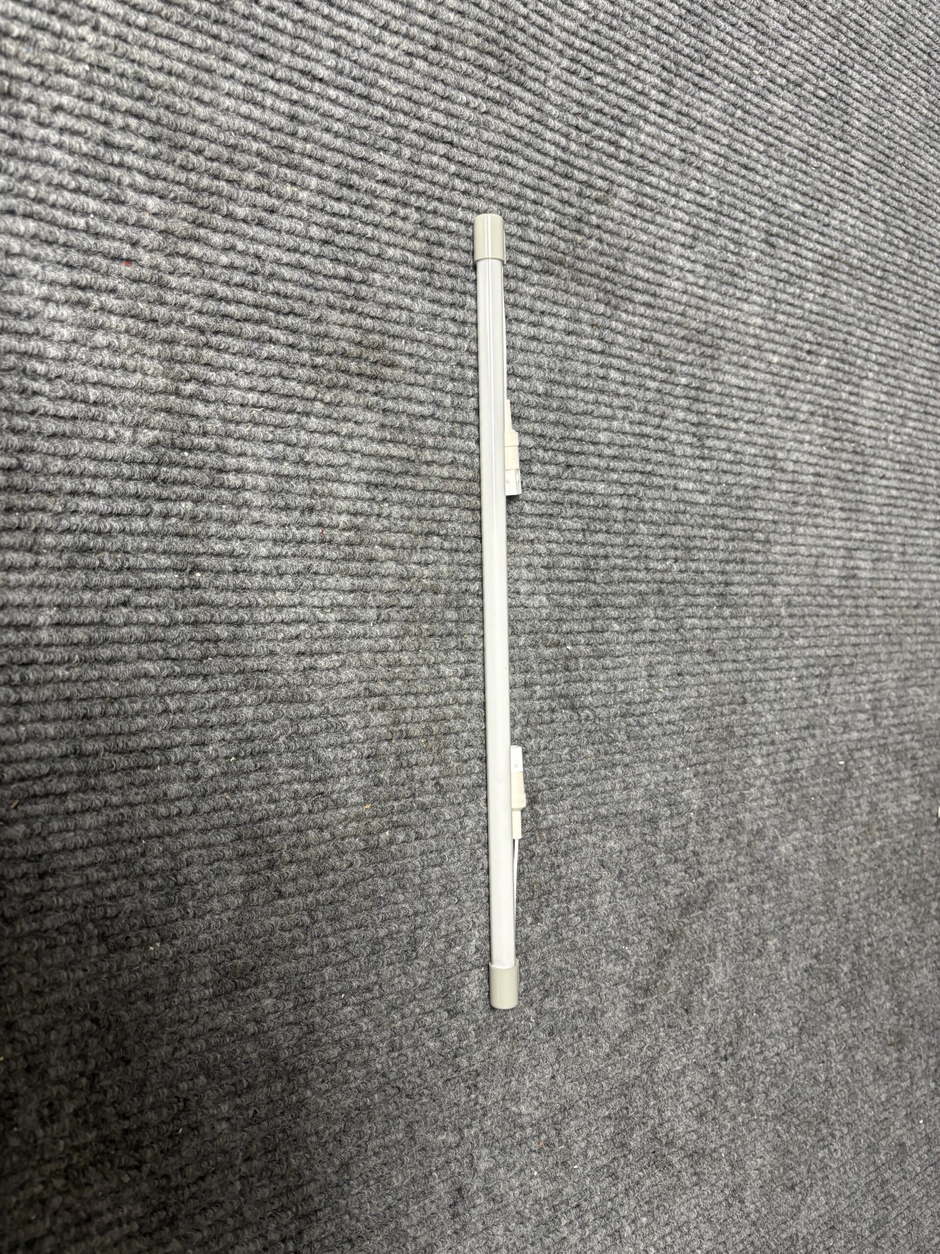 6335-370 TUBE LIGHT (MAKE OFFER)