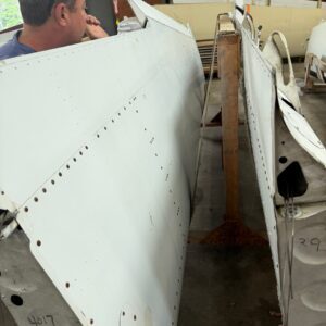 0523011-32 R/H WING ASSY CESSNA 172N N5605J (MAKE OFFER)